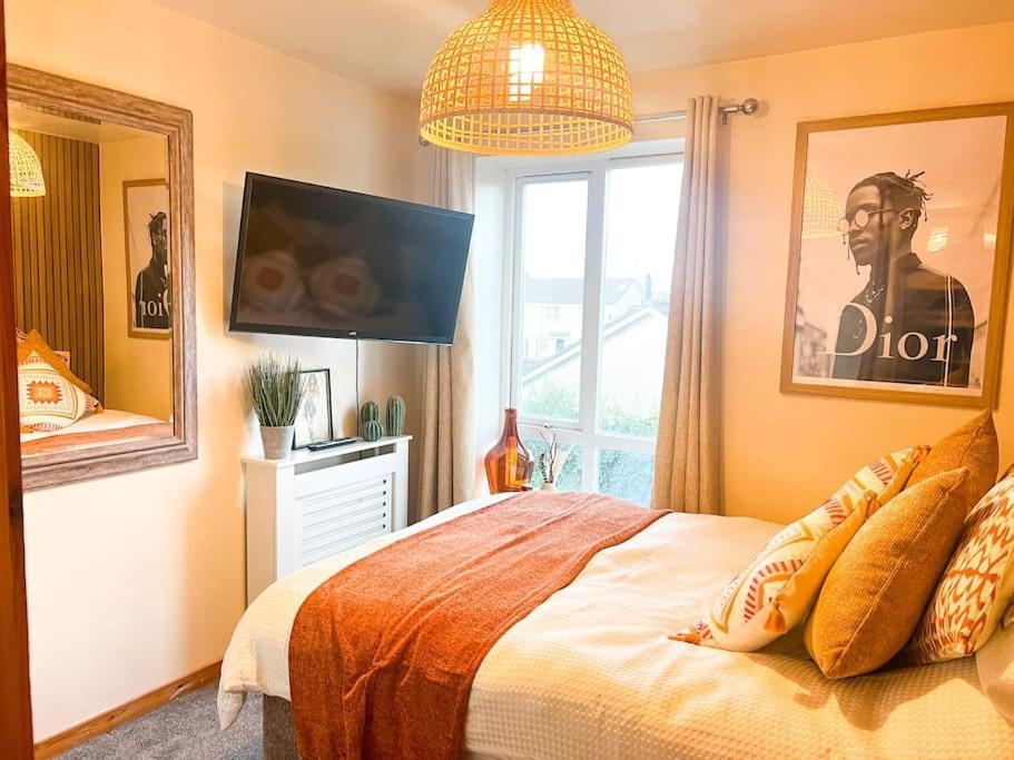 Artistic Stunning Apartment City View Londonderry Exterior photo