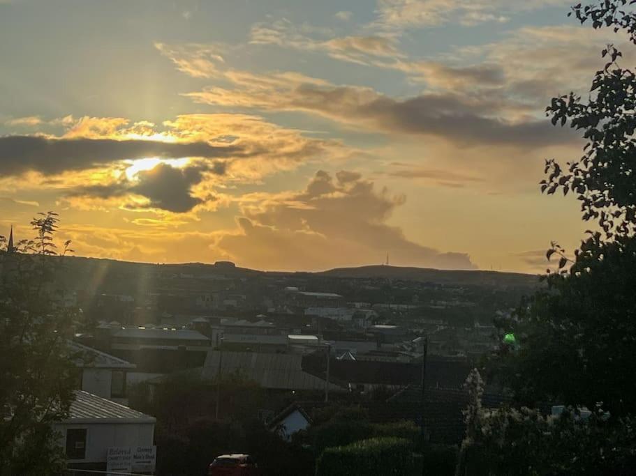 Artistic Stunning Apartment City View Londonderry Exterior photo